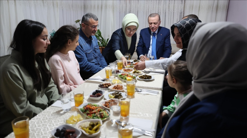 Cumhurbaşkanı Erdoğan, iftarda Taş ailesinin misafiri  oldu