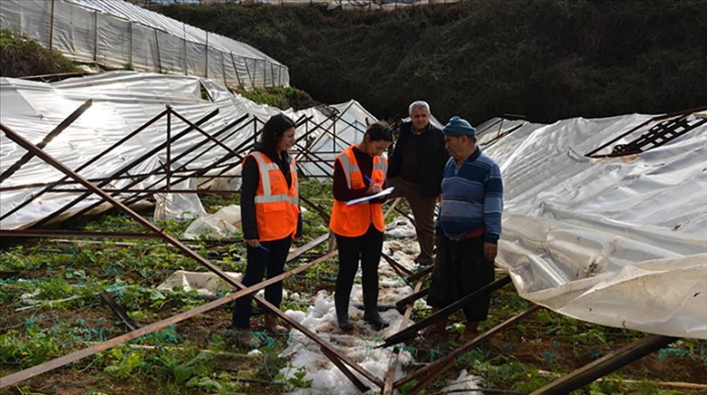 Antalya'da şiddetli yağıştan etkilenen bölgelerde ekiplerin  çalışmaları sürüyor