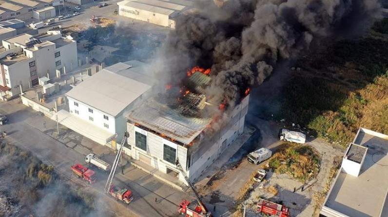 Aydın'da otluk alanda başlayan ve bir fabrikaya sıçrayan yangına müdahale  ediliyor