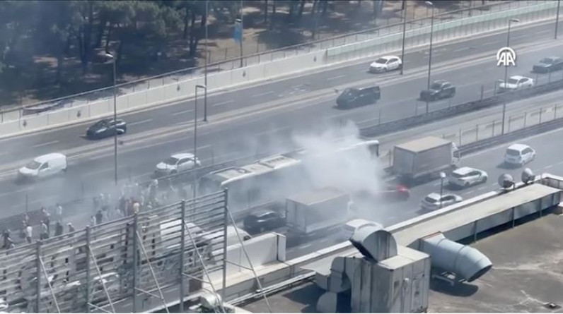 Bahçelievler'de motorundan duman yükselen metrobüsteki yolcular tahliye edildi