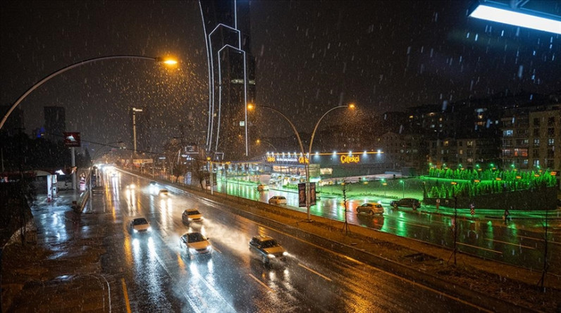 Ankara'da kar ve karla karışık yağmur  etkili oluyor