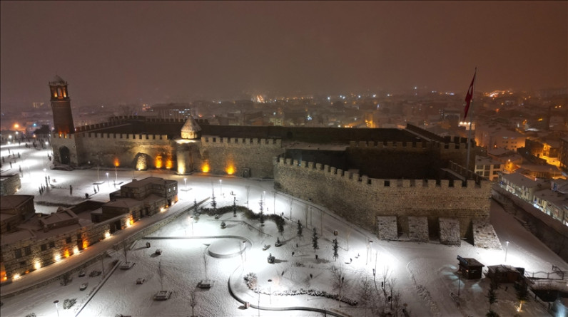 Erzurum'da kar yağışı  etkili oluyor