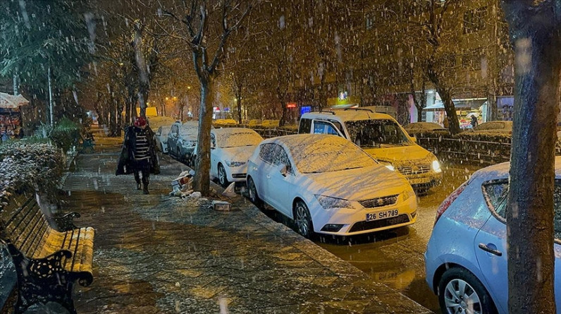 Eskişehir'de kar yağışı etkili  oluyor