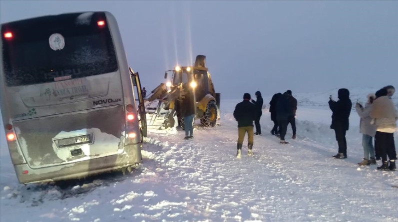 Kars’ta kar nedeniyle mahsur kalan tur otobüsündeki 30  kişi kurtarıldı